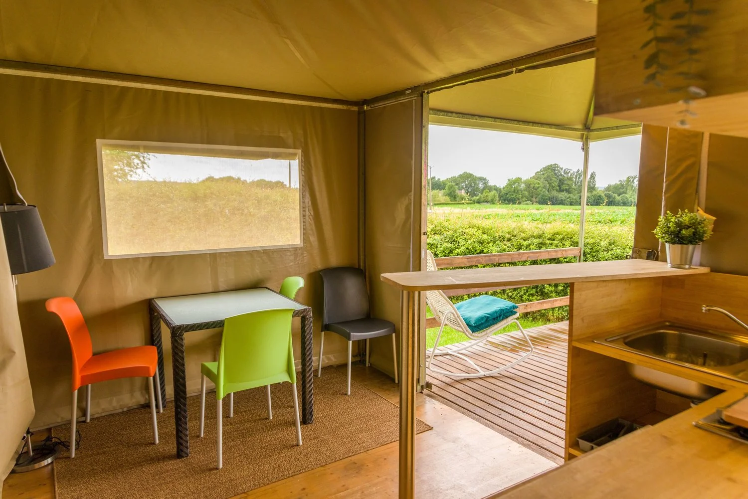 Terras van de glamping safaritent Maarkedal